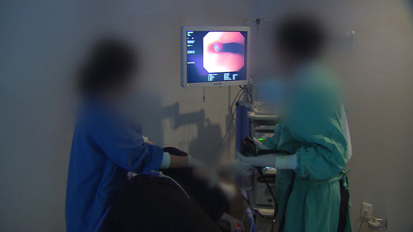 수면내시경 검사하는 의사들