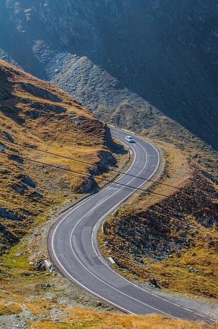 꼬불꼬불한 오르막 산길을 오르는 자동차