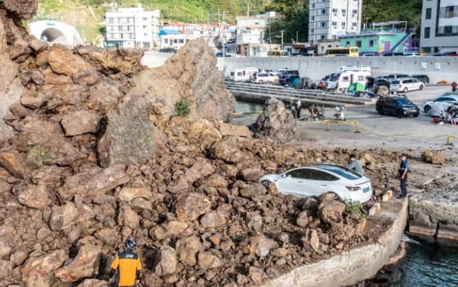 울릉도 거북바위 붕괴 사진