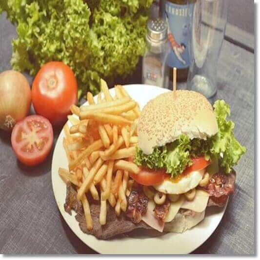 감자 튀김과 햄버거