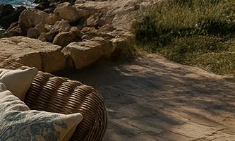 50대를 위한 디지털 노마드 창업을 상징하는 해안가 작업 공간