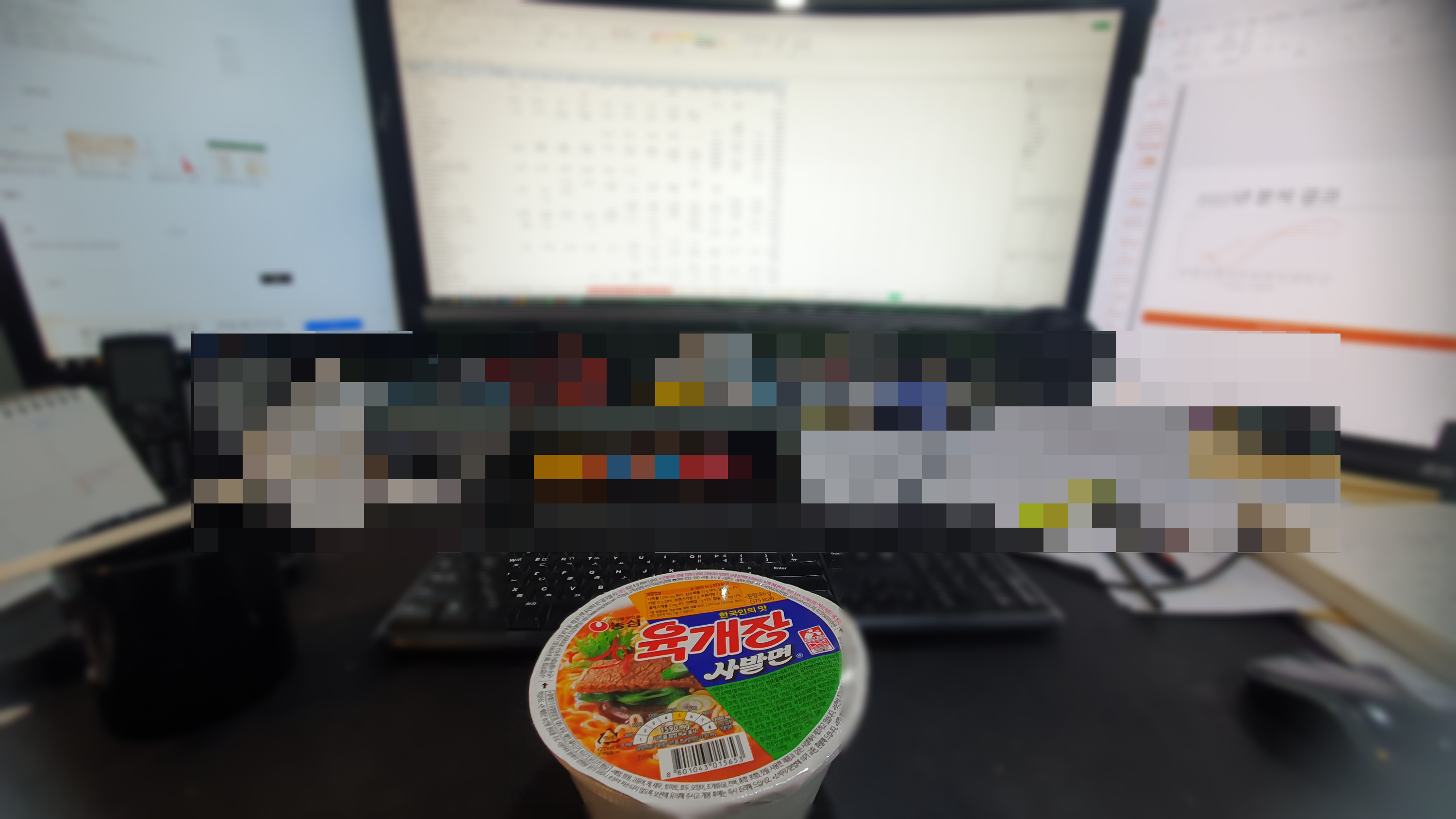 야근하는 컴퓨터 앞 육개장 사발면이 놓여있다.