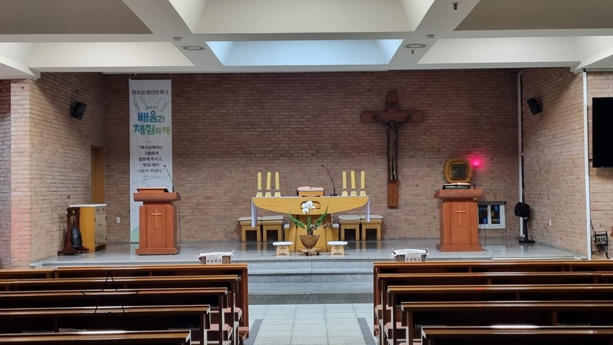 부산 사하성당 제대, 제단, 감실, 십자고상 사진