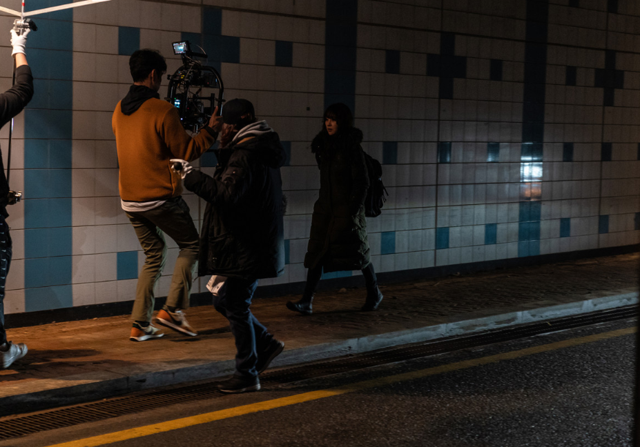 영화 브로큰 배낭을 메고 어디론가 향하는 문영