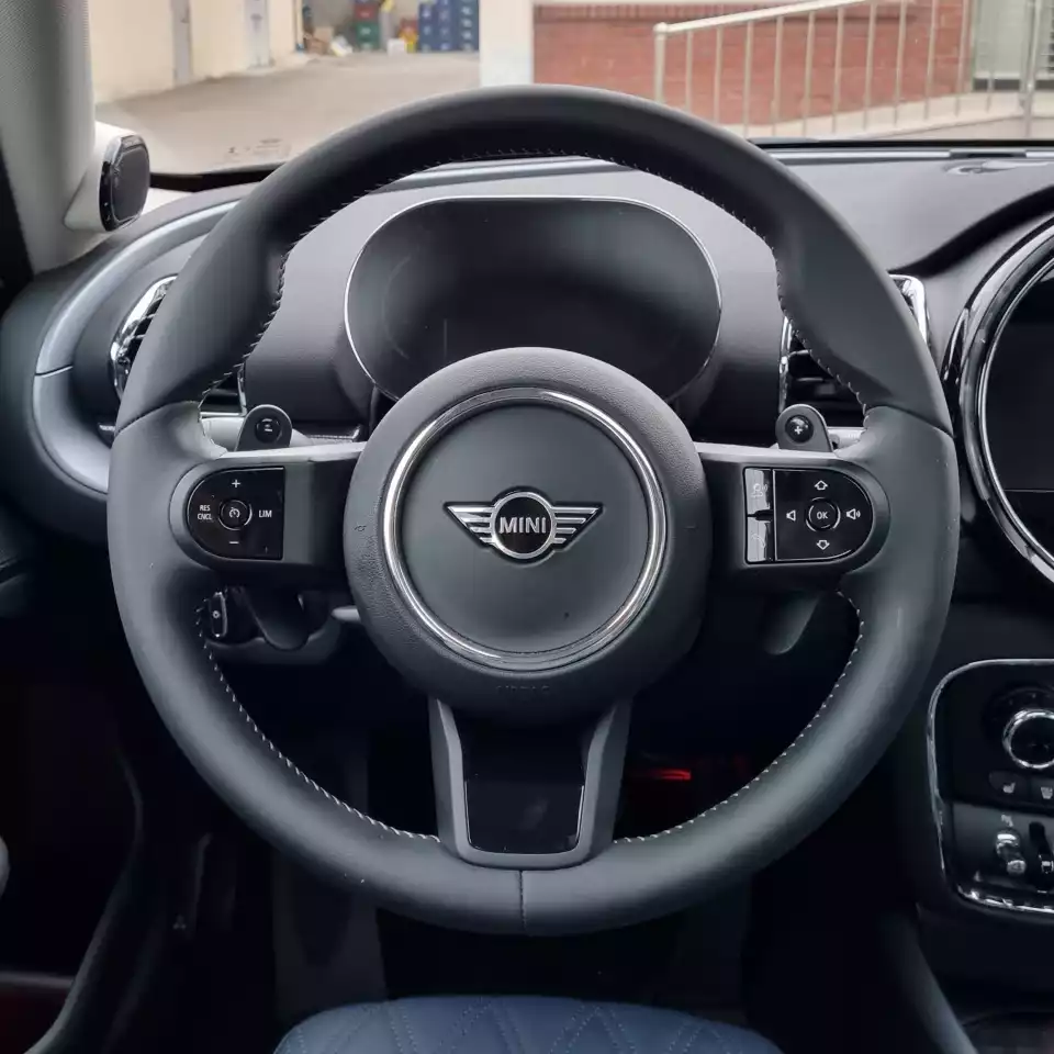 미니 클럽맨 S의 3-스포크 스포츠 운전대입니다.