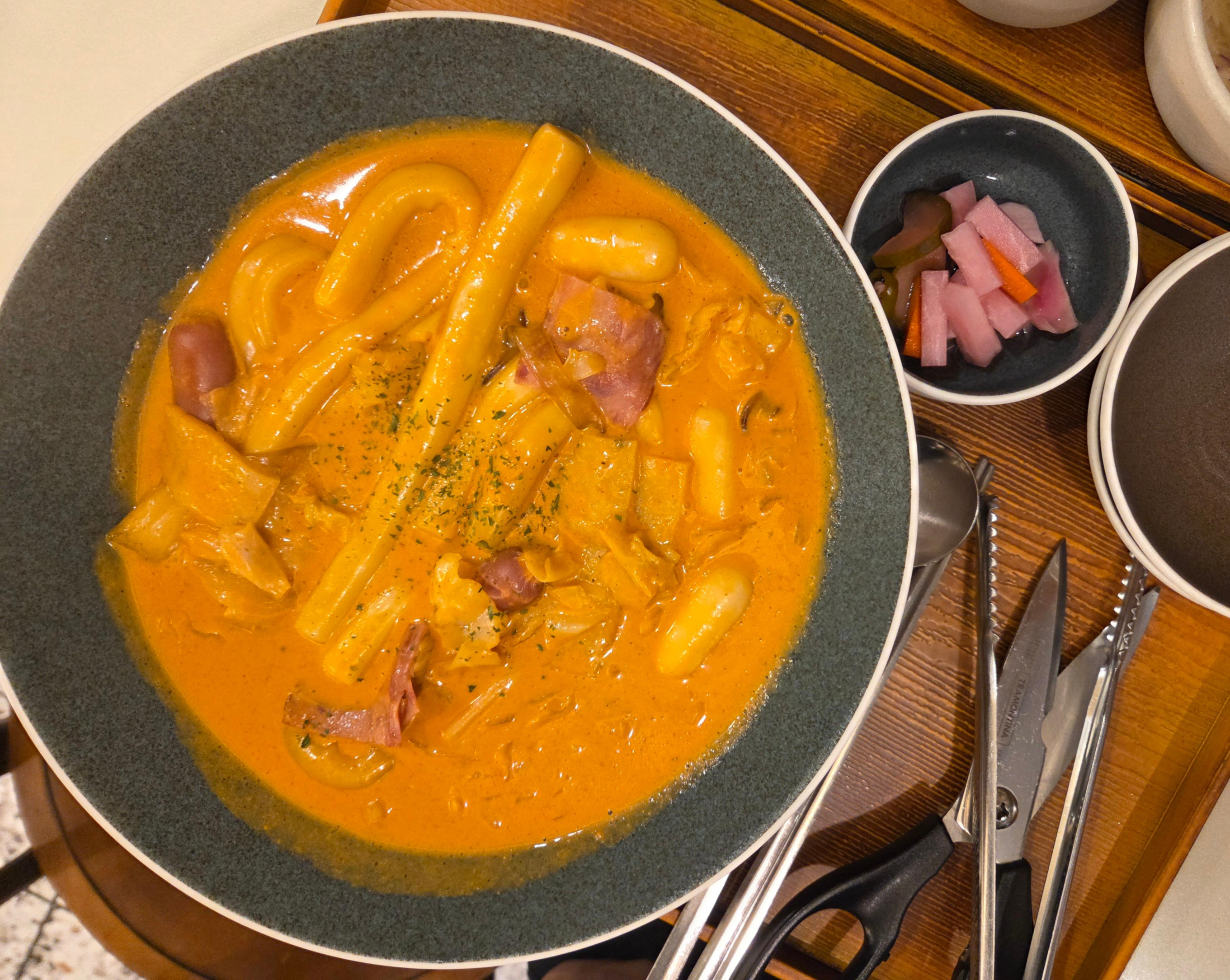 염창동 봉스토랑 로제떡볶이, 꾸덕한 크림소스와 떡·햄·어묵이 담긴 메뉴