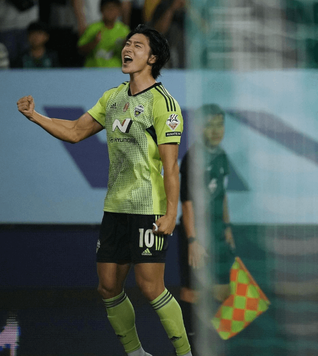 조규성 선수가 경기장에서 기뻐하는 장면