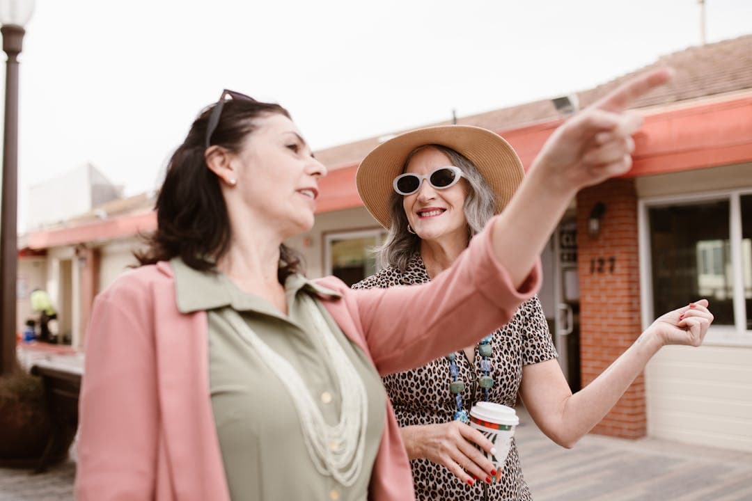 야외에서 즐겁게 대화 중인 시니어 여성 두 명