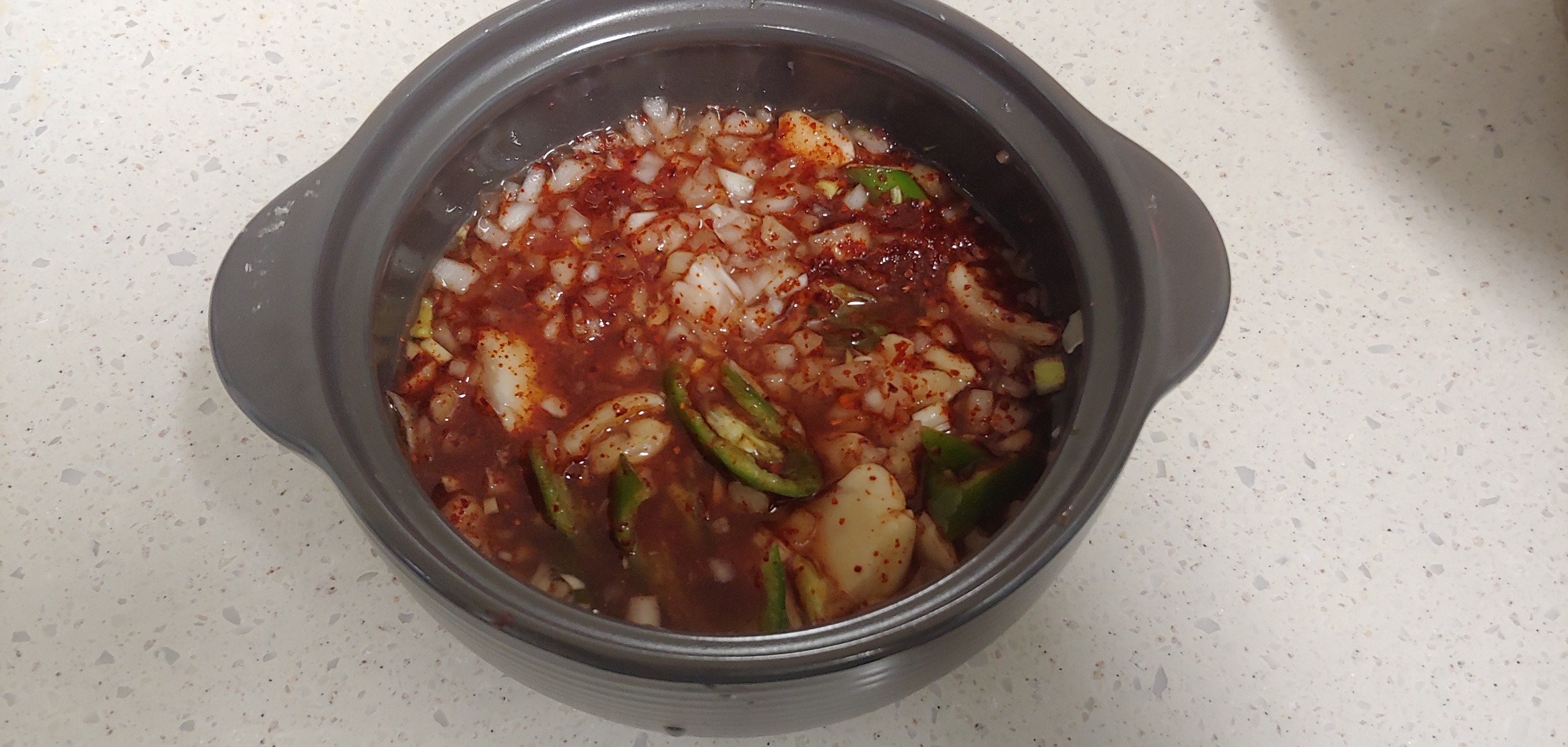 이렇게 섞이 멜젓소스를 약불로 서서히 끓여주세요.