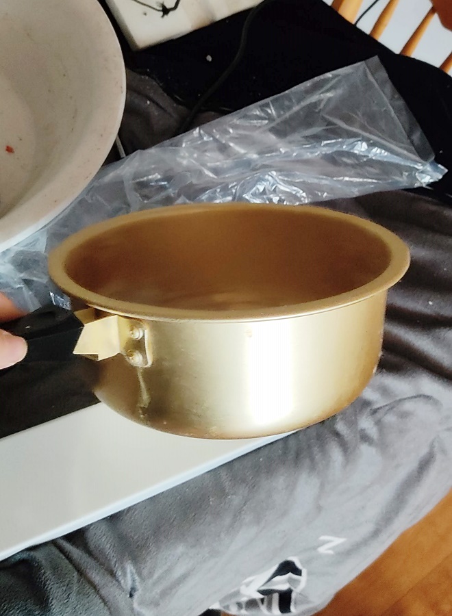 구멍을 뚫어주었을때 먼지를 받아줬던 냄비