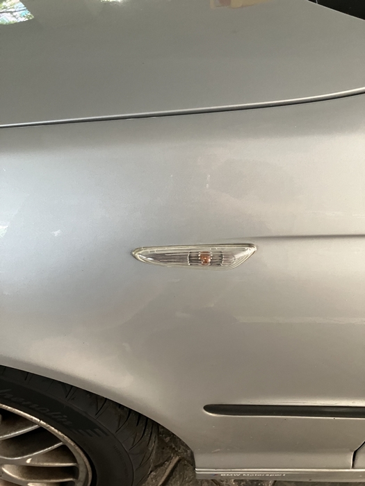 복원된 사이드 마커를 운전석 측면에 재장착한 후 밝은 환경에서 촬영한 사진