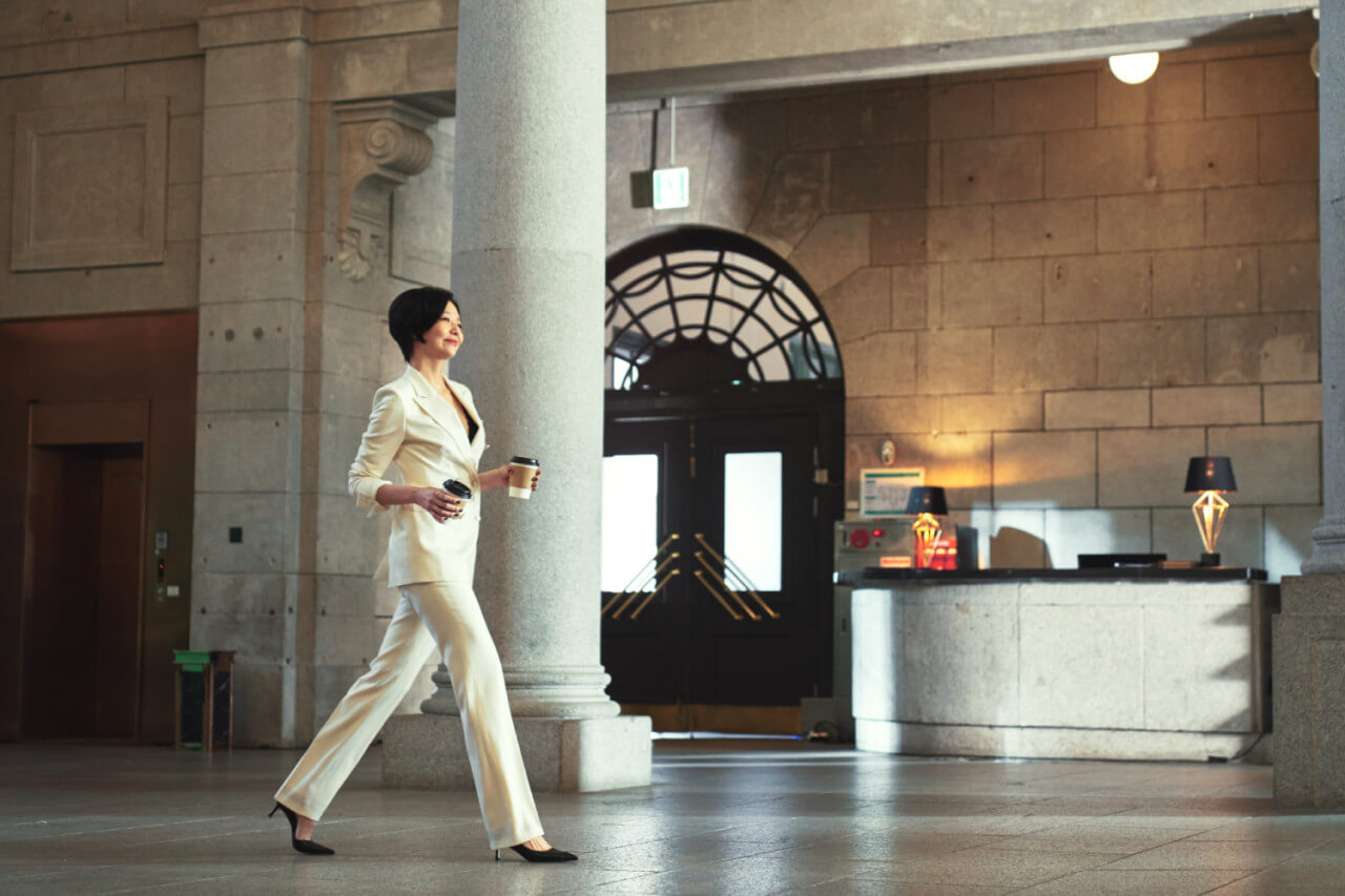 차민희가 커피 두 잔을 들고 즐겁게 걸어가는 모습