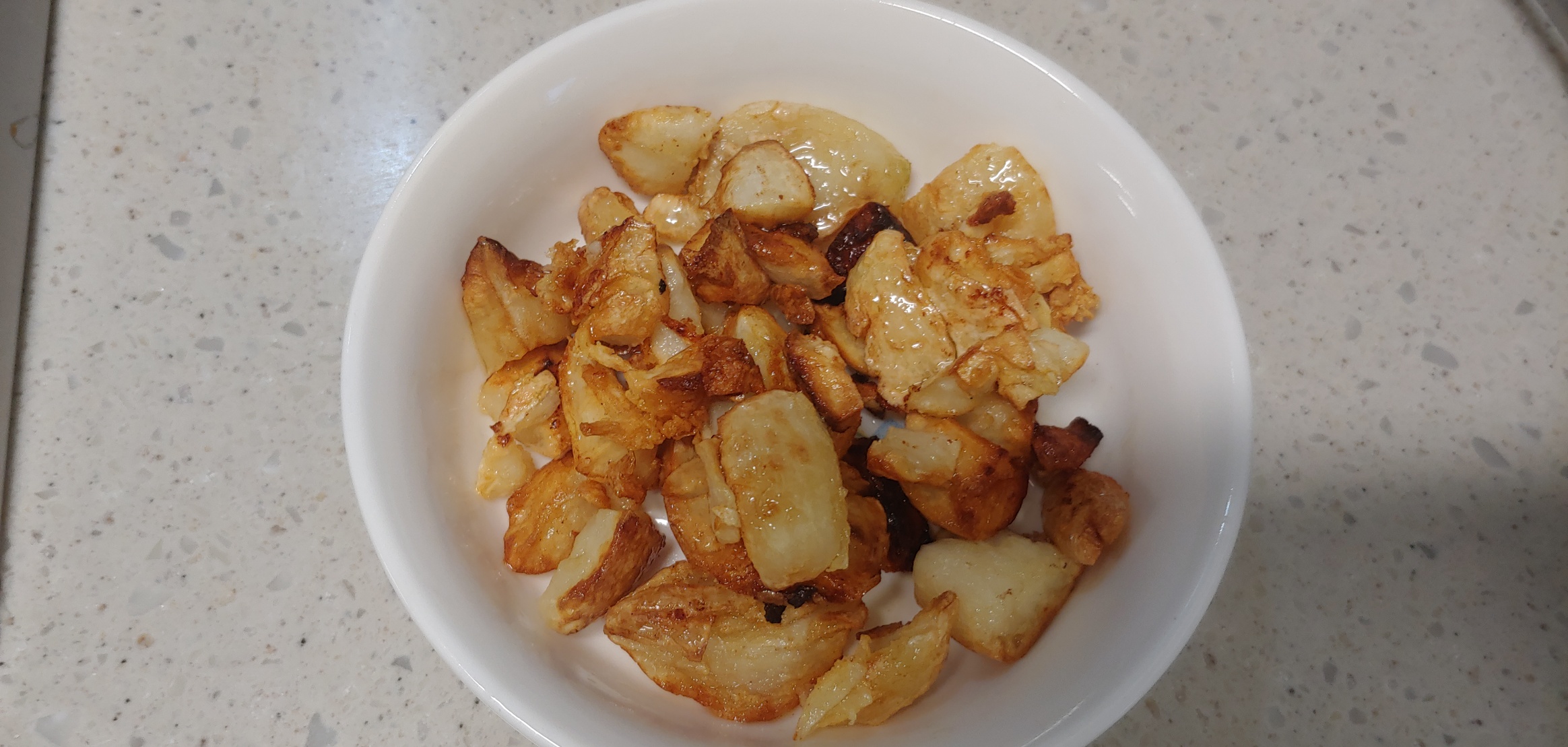 마늘이 이 정도로 노릇해지면 고기가 거의 다 구워진거로 판단하시고, 나머지 겉면을 더 익히시려면 마늘을 뺀 후 이후 강불로 조절해서 고기 겉면을 익혀주세요.