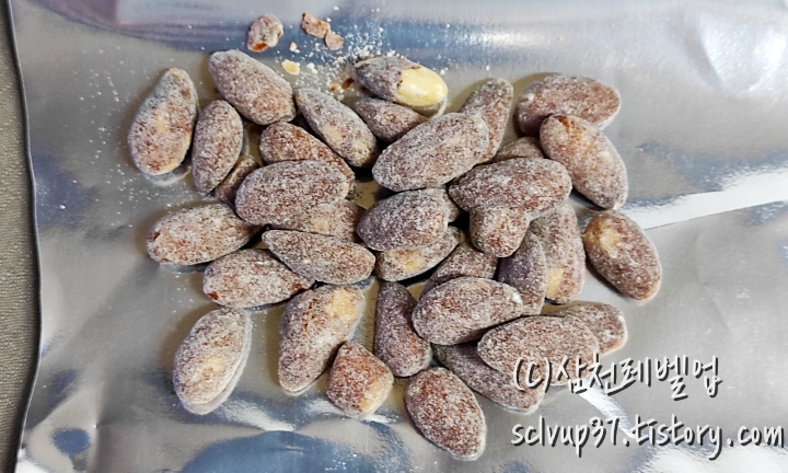 HBAF 바프 허니버터 아몬드 펼쳐놓은 40g의 아몬드 양