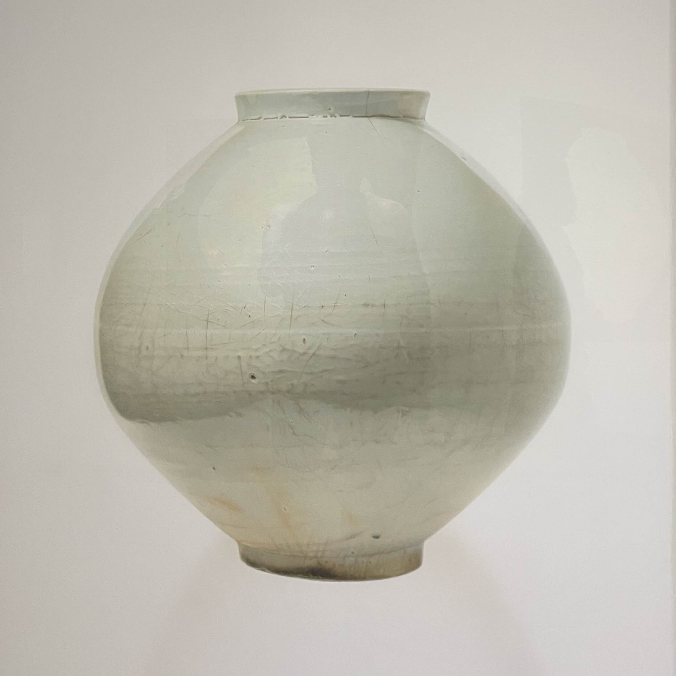 고영훈-달항아리 (2002, 석고와 종이에 아크릴)