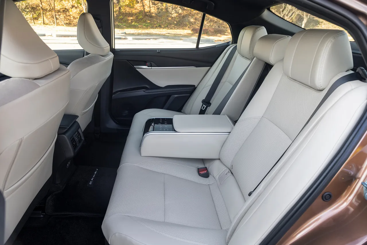 2025 토요타 캠리 하이브리드 차량 및 정보 이미지