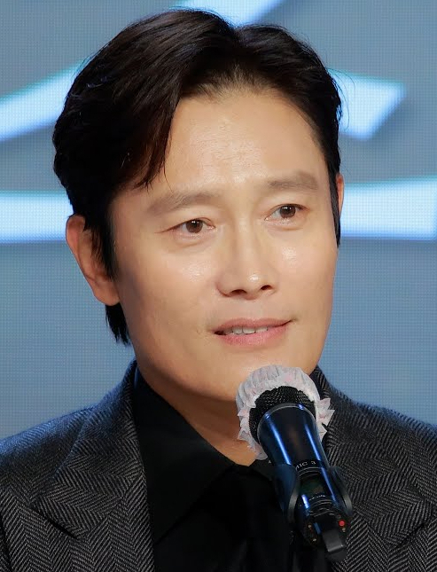이병헌이 마이크 앞에서 이야기하는 사진 사진 출처: 위키미디어 커먼즈, 저자: 사진기자머길, 라이선스: CC BY 3.0