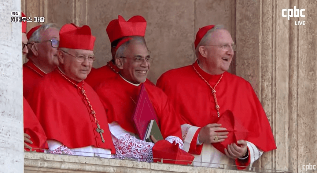 교황 레오 14세 선출 축하 기뻐하는 다른 추기경 신부님들 (로버트 프란시스 프레보스트 추기경)
