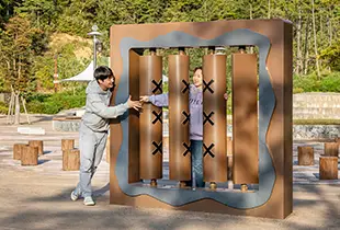 죽엽군 수련마당에서 즐거운 커플 모습