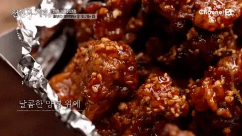 견과류가 곱게 뿌려져 있는 빨간 양념의 대오통닭 닭강정