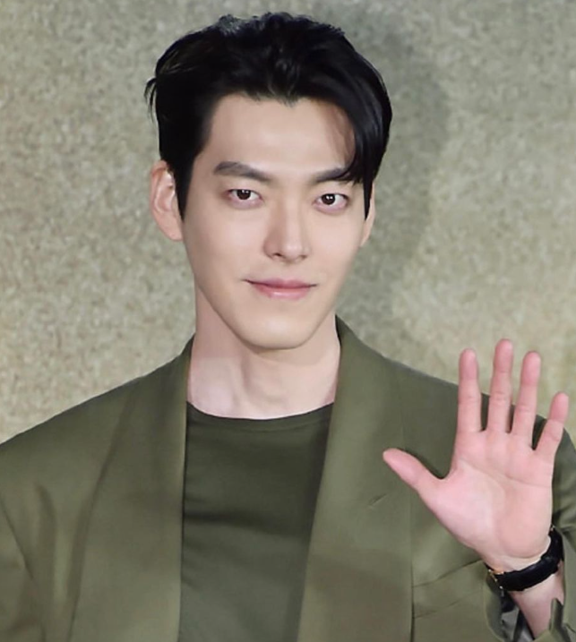 김우빈 프로필 작품활동 연애 신민아 결혼 투병 결별 드라마 영화 넥플릭스