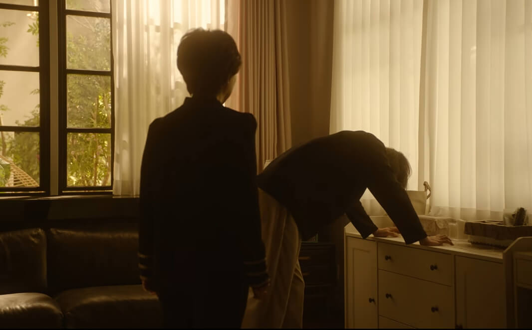 좌절하는 귀주와 이를 지켜보는 만복. 과거