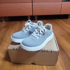 르무통 운동화가 박스위에 올려져 있는 사진