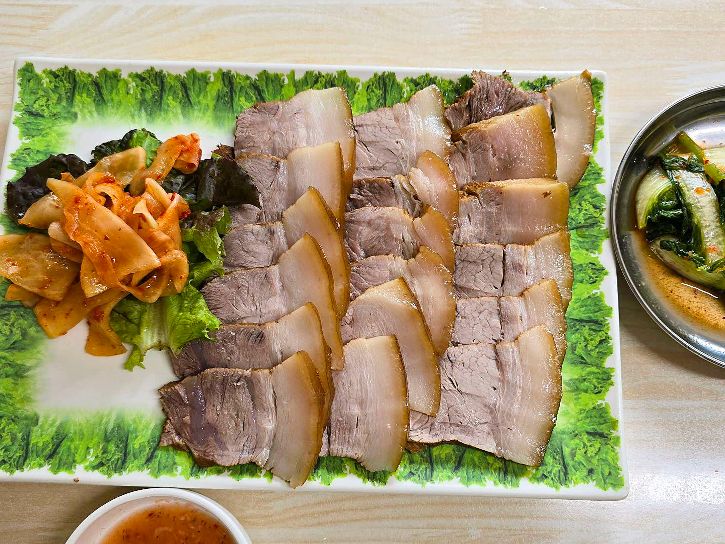 수육과 무생채가 같이 그릇에 차려져 있는 사진