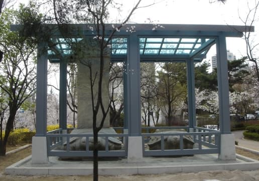 서울 송파구 잠실동에 위치한 삼전도비 전경. 병자호란 항복 의례가 행해진 자리에 세워진 사적으로, 현재 보호각 안에 보존되어 있다.