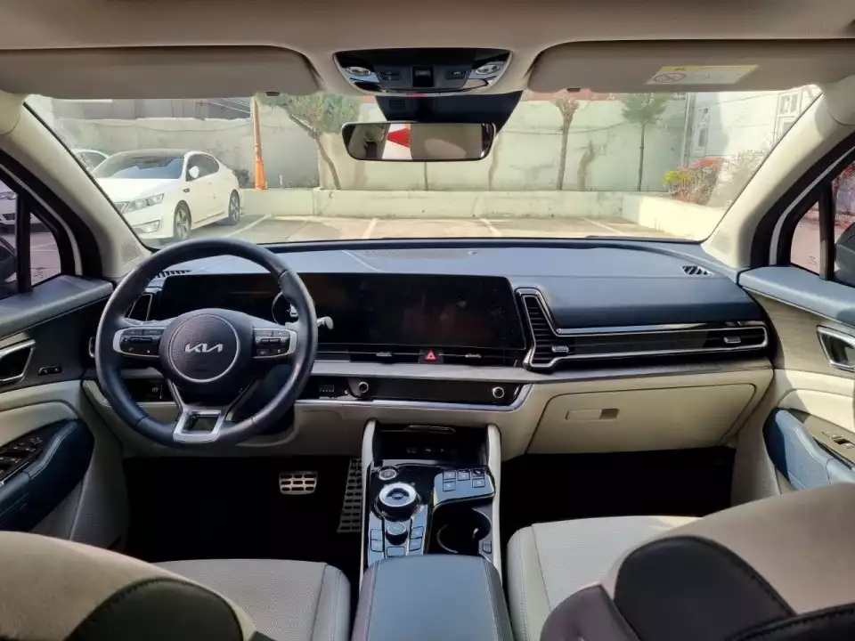 뒷좌석에서 본 스포티지 LPG 실내입니다.