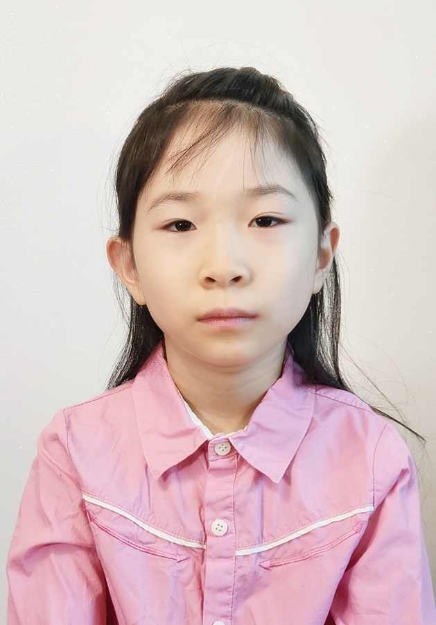 앞머리를 안보이게 실핀으로 고정하고 귀가 잘보이게 옆머리도 실핀으로 정리한 쿠앙이