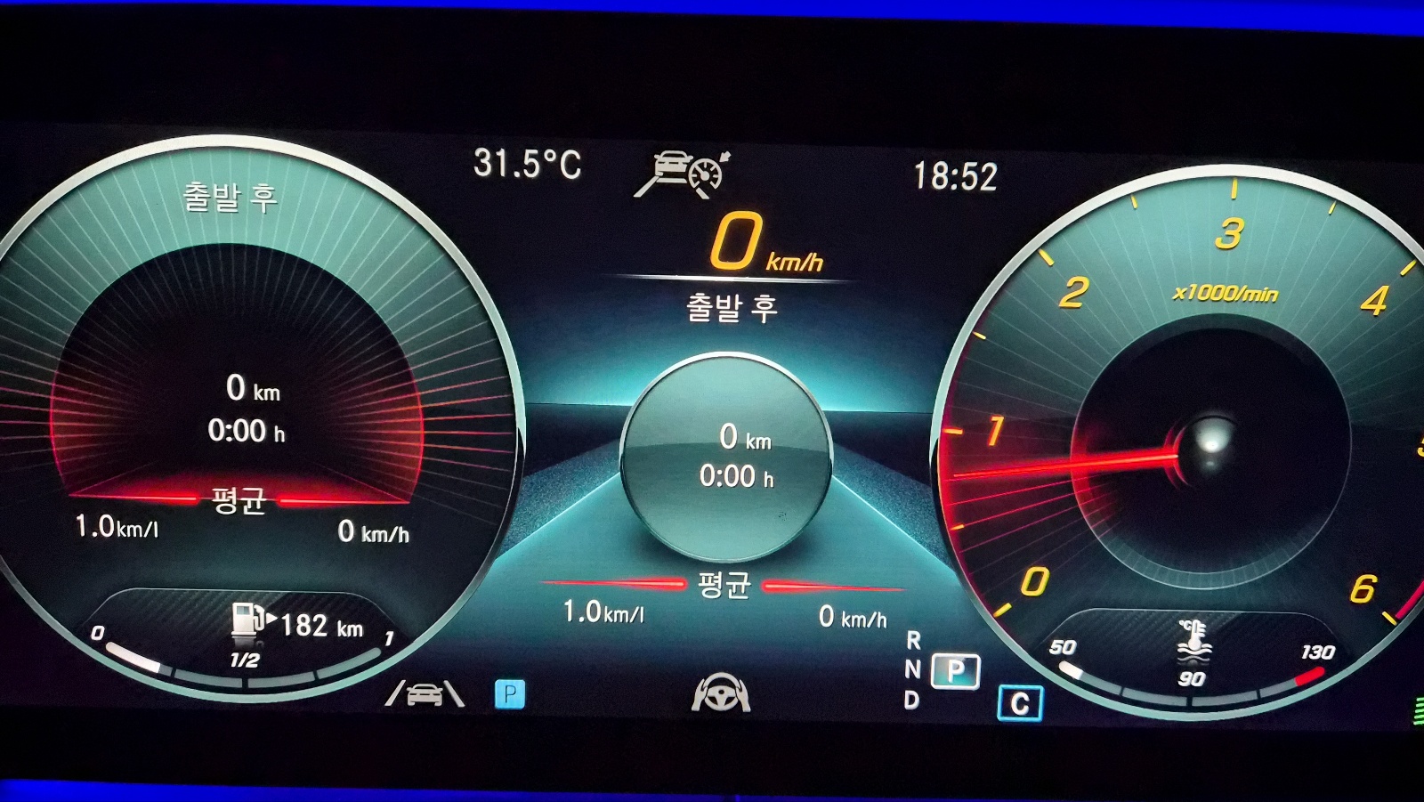 벤츠 디지털 계기판에 주행거리와 평균 연비가 초기화된 상태, 출발 전 0km 기록 표시