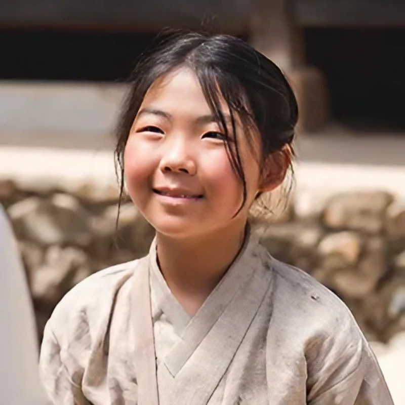 밤에 피는 꽃에서 허름한 옷의 꽃님을 연기하는 정예나