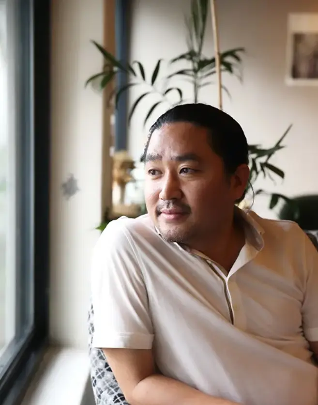 영화 노량-
김한민이 창밖을 보고 미소를 띄며 앉아있는 모습