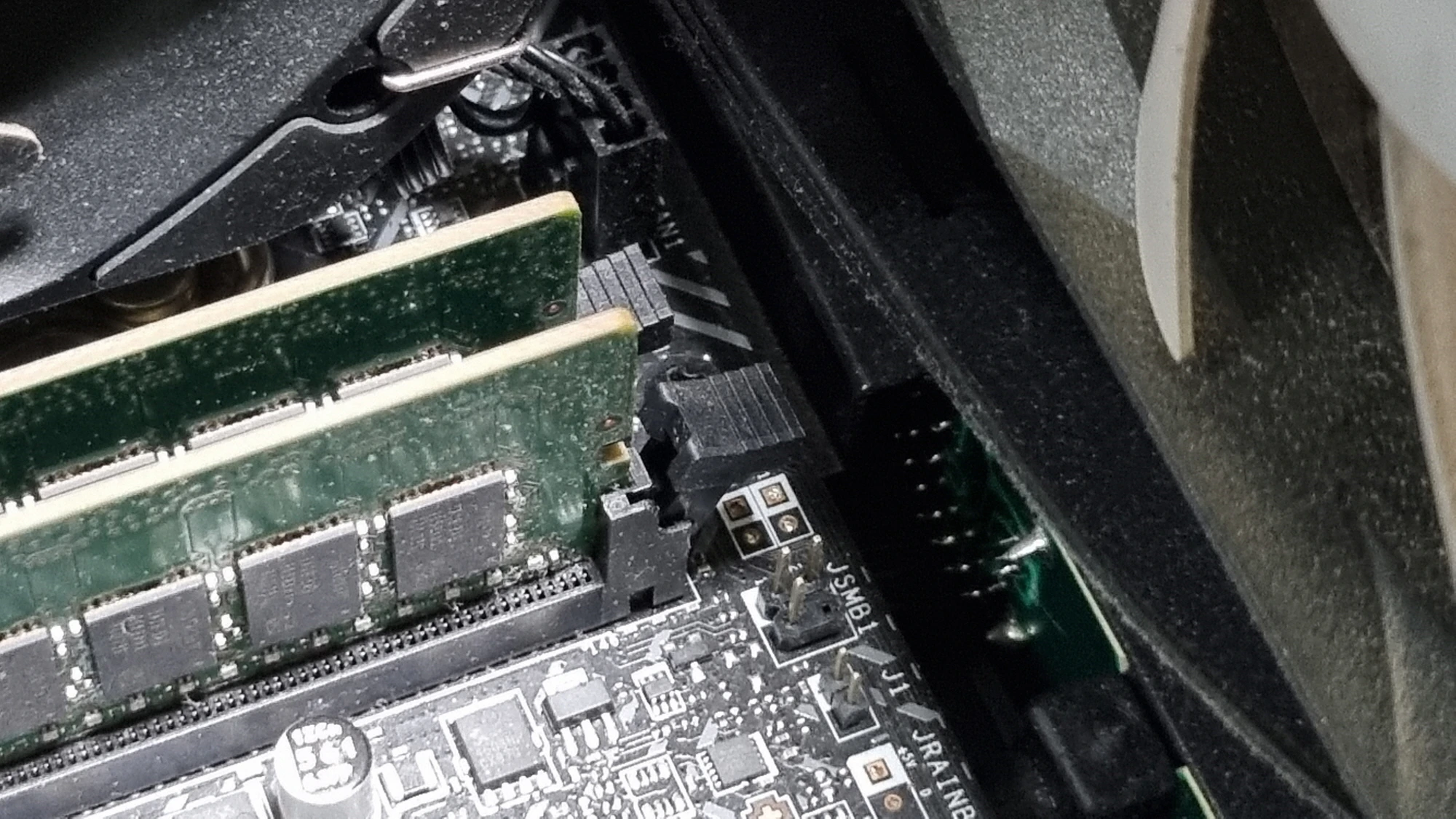 램 고정 장치 열린 모습