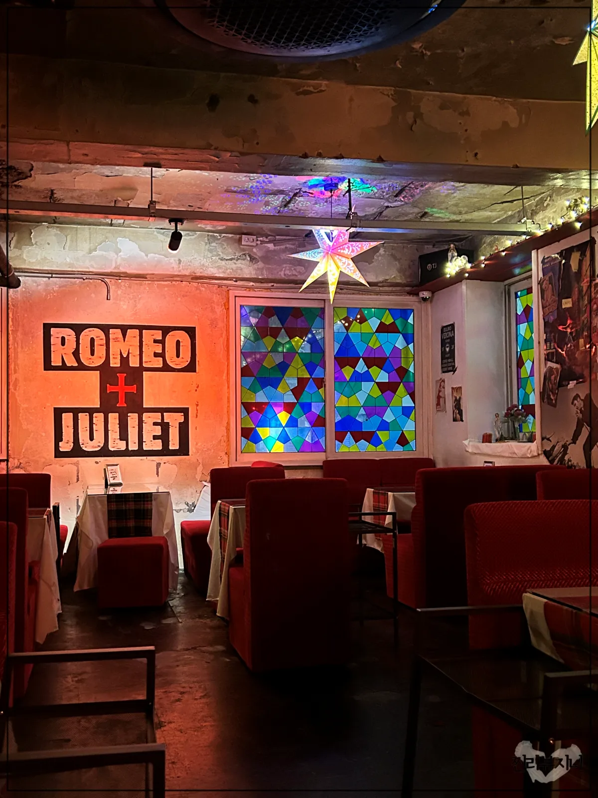 을지로-카페-베로나-빨간색-쇼파로-꾸며진-4인석-내부-공간