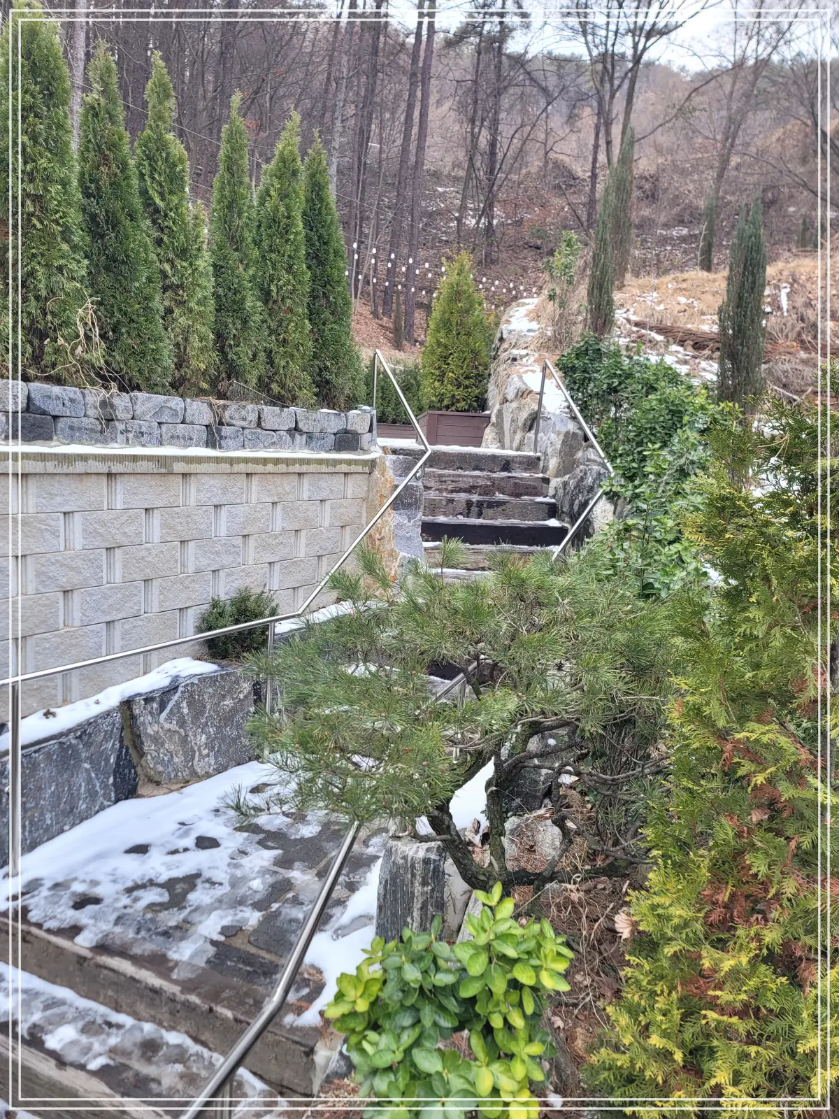 팜브릿지-실외-테이블-계단