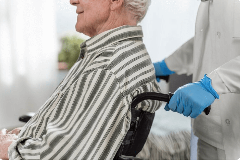 휄체어에 타고 있는 치매 환자