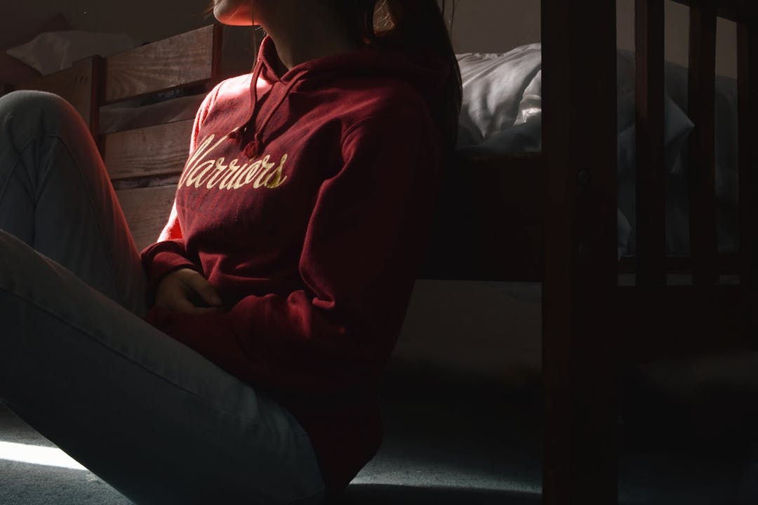 우울한 모습을 보여주는 이미지