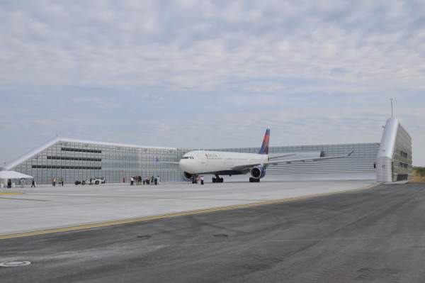 미국 미시간주 디트로이트 공항(DTW) 전경과 테러 대비 보안 검색 강화 모습