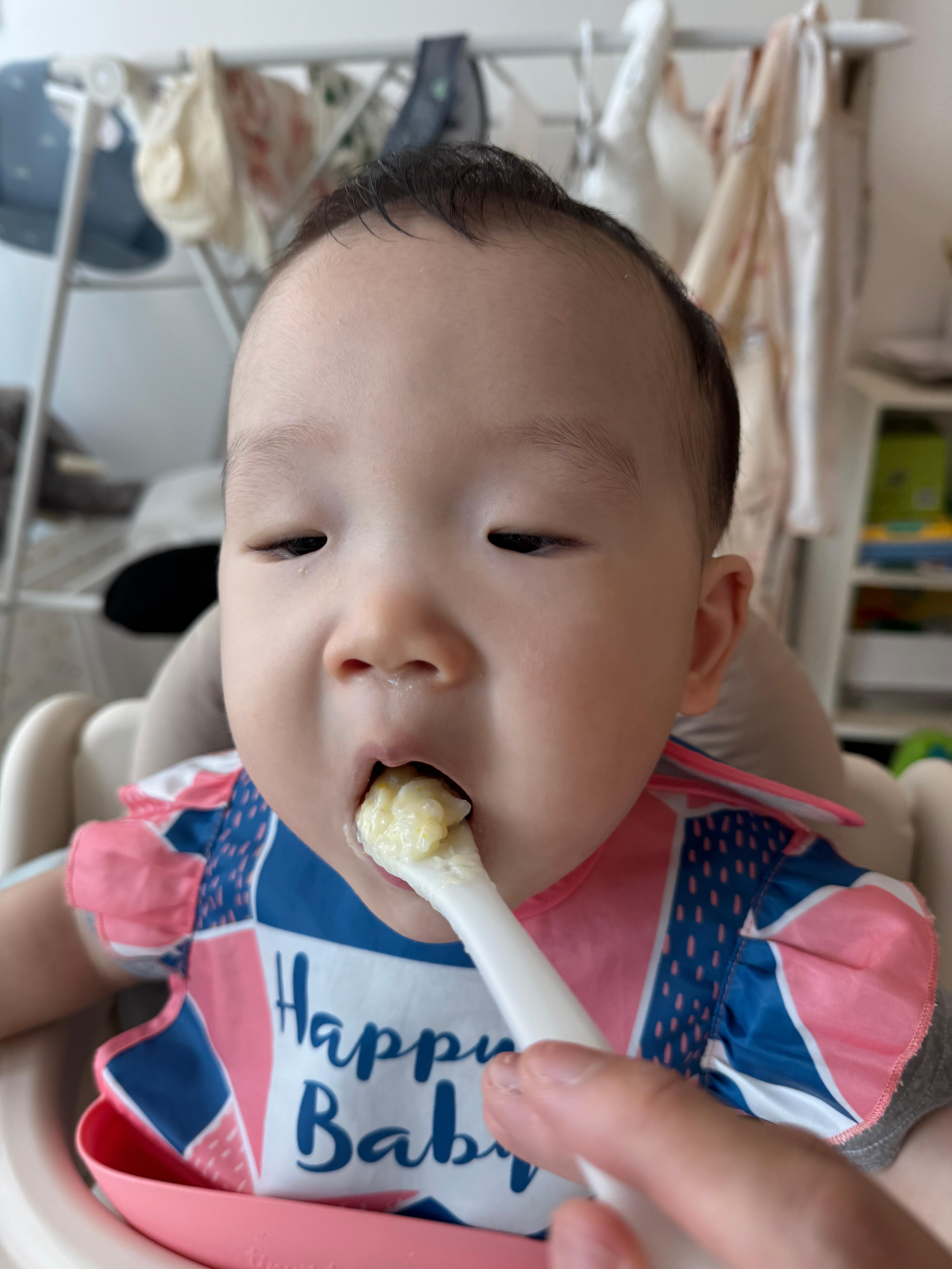 닭고기단호박치즈리조또를 먹고 있는 10개월 아기