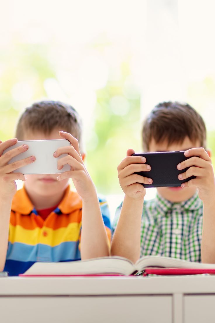 스마트폰 사용하는 어린이