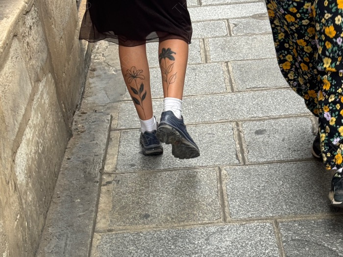 파리지엔느 여자 살로몬 스니커즈 스커트 코디 Paris Street Fashion Salomon Women Style