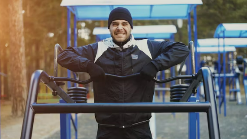 삼두 운동을 하는 남성