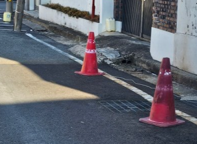 골목에-놓여있는-빨간색-주차금지-라바콘