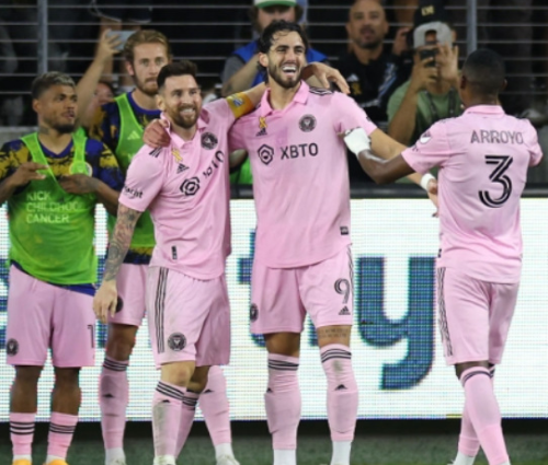 알트태그-득점 후 기뻐하는 메시와 동료들