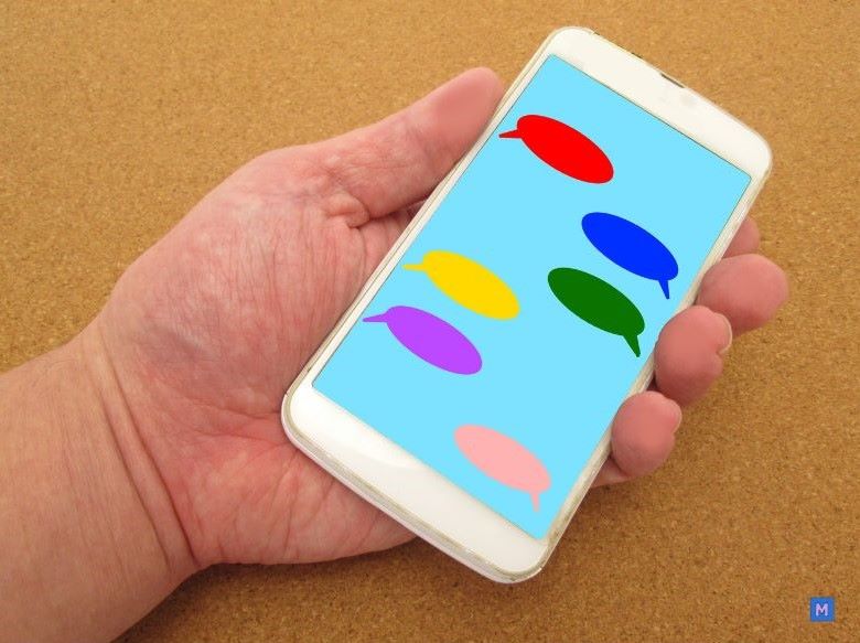 틱톡 알고리즘 작동 방식을 보여주는 스마트폰 화면, 다양한 색상의 물고기 아이콘으로 콘텐츠 추천 시스템 시각화 via Canva