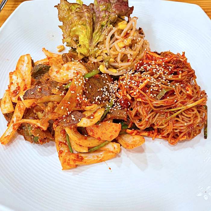 생생정보 경기 안성 42년 전통 수육무침냉면 맛집
