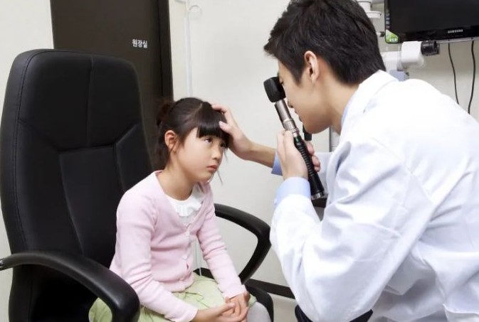 눈에 이물질이 낀것 같은 증상