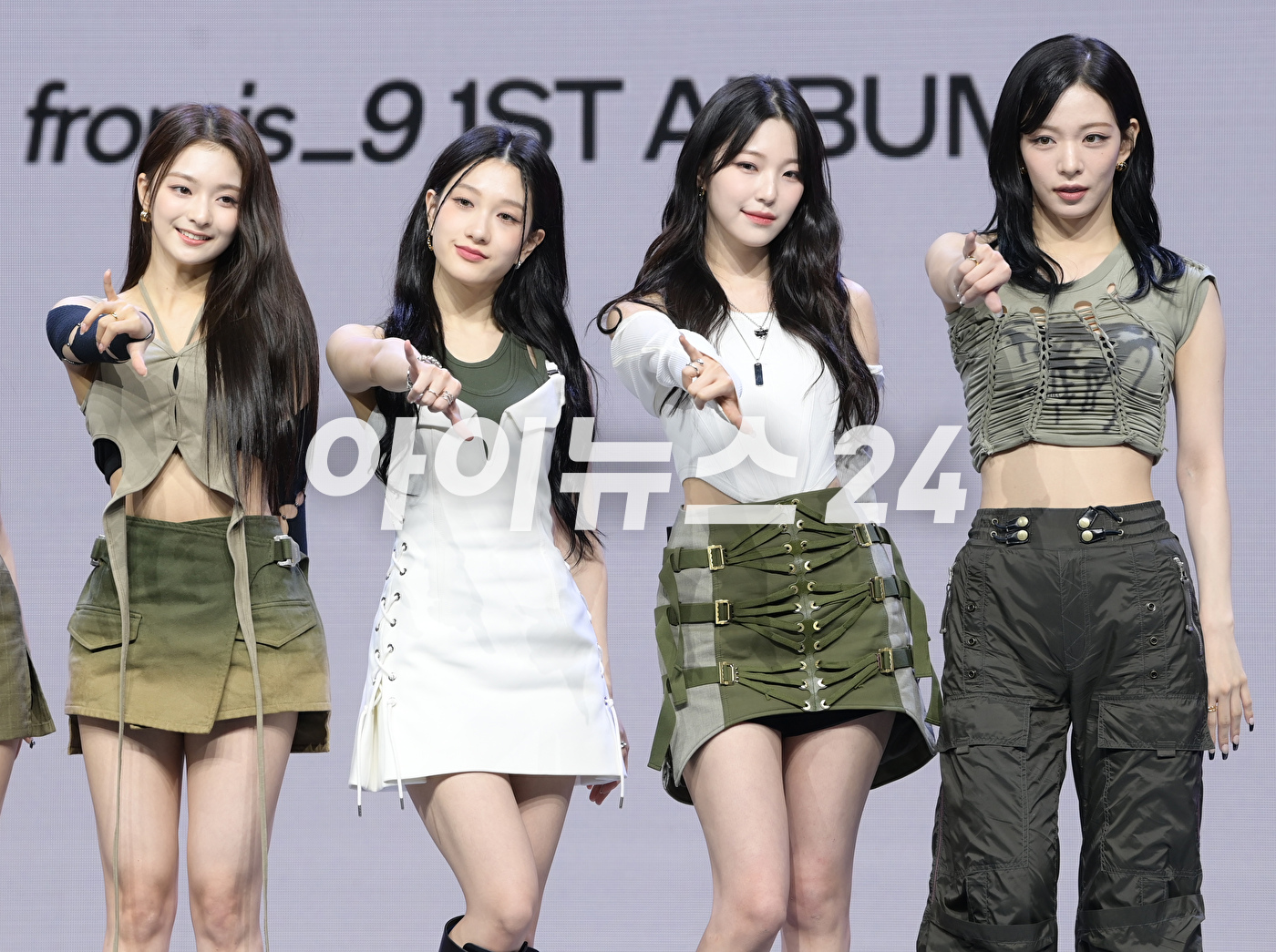 그룹 프로미스나인이 5일 오후 서울 광진구 예스24 라이브홀에서 진행된 프로미스나인(fromis_9) 첫 번째 정규앨범 &#39;언락 마이 월드(Unlock My World)&#39; 발매 기념 쇼케이스에 참석하고 있다. [사진=정소희 기자]